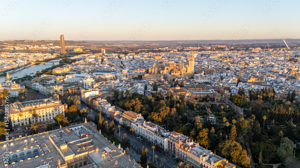 Obraz premium Aerial view of Seville Cathedral and surrounding cityscape at sunset.