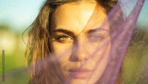 Retrato de Mujer Joven a Través de Red Morada - Misterio, Mirada, Creatividad

 photo