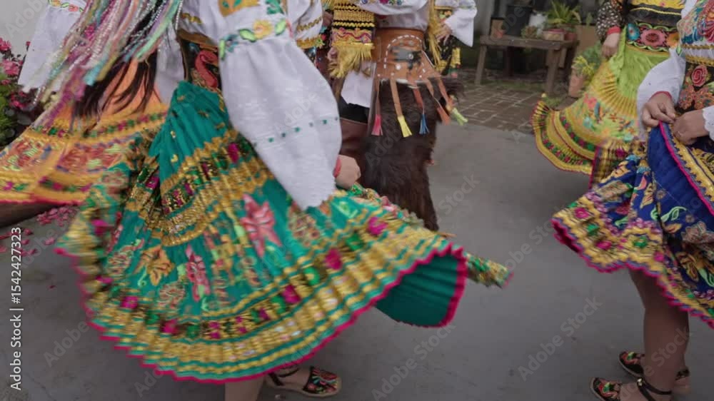 Danza tradicional de la comunidad Cayambe en el norte del ecuador, provinvia de Pichincha. Con coloridos trajes bordados a mano, máscaras de Aya Huma (Diablo Huma) y baile grupal en circulos