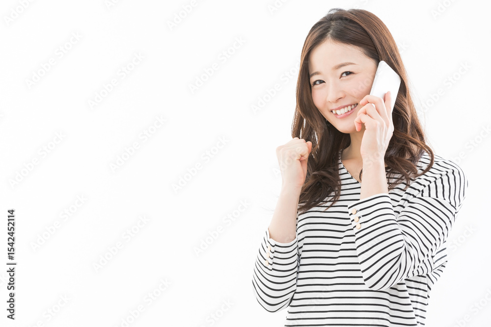 スマートフォンいながらガッツポーズをする女性
スマートフォンいながらガッツポーズをする女性
