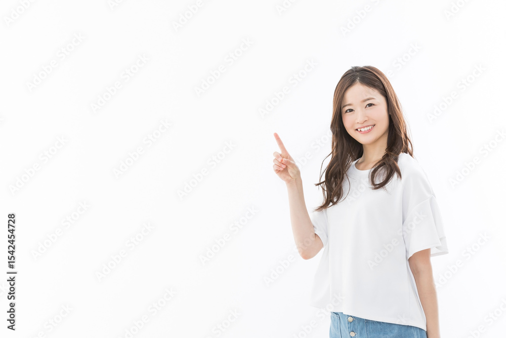 若い女性 笑顔 指差し
若い女性 笑顔 指差し