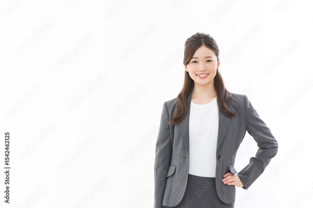 腰の手を当てる若い日本人ビジネスウーマン
腰の手を当てる若い日本人ビジネスウーマン