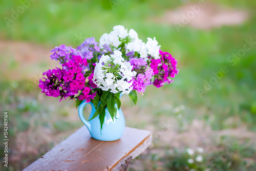 Obraz na płótnie Beautiful bouquet of mixed summer phlox flowers in a vase