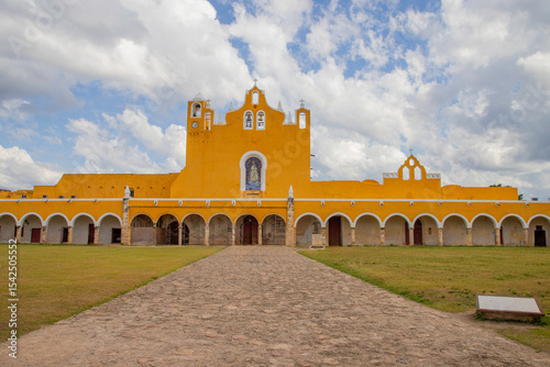 
San Antonio de Padua Convent in Izamal, Yucatan. Convento de San Antonio de Padua en Izamal