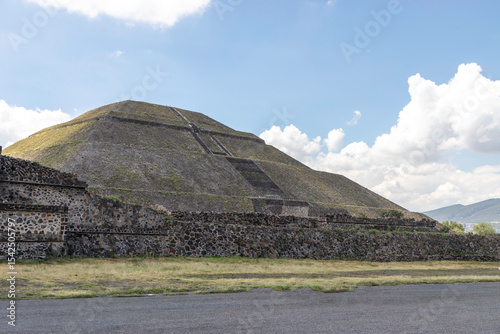 Pyramid of the Sun in Teotihuacan, Mexico - Pirámide del Sol en Teotihuacán