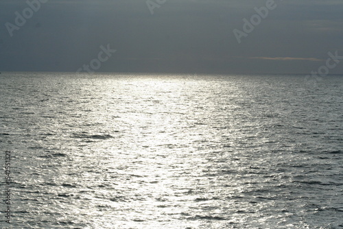 Billede på lærred Sunset reflection on the ocean - Reflet du soleil couchant sur l'océan