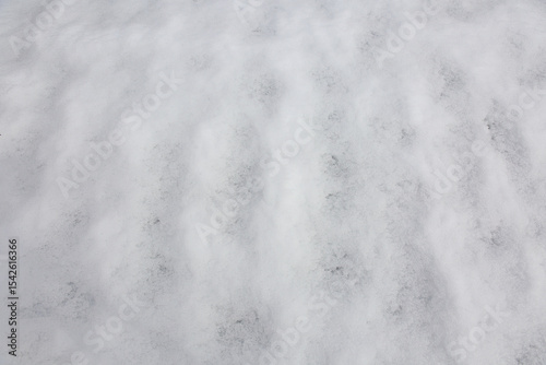 겨울 바닥에 쌓인 하얀 눈