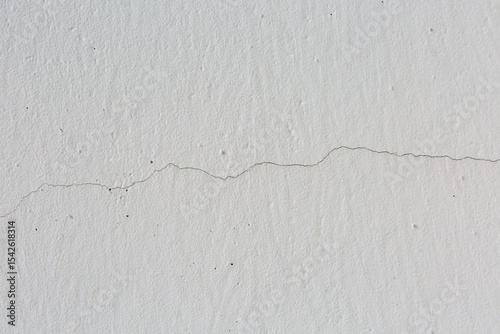 건물의 흰색 시멘트 벽 균열