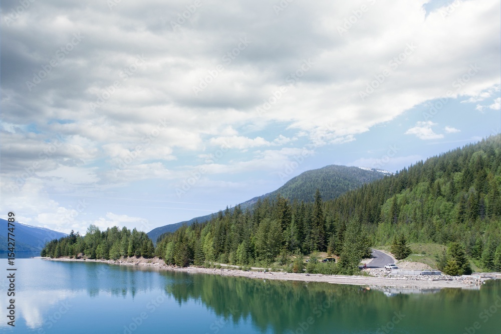 Fototapeta premium Trees reflecting in calm lake against sky