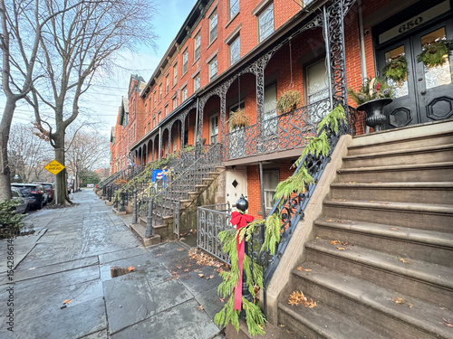 A garden apartment with a staircase at the entrance, typical of those seen in New York.Wide.
A house in which the basement is used as a cellar or rented out.
