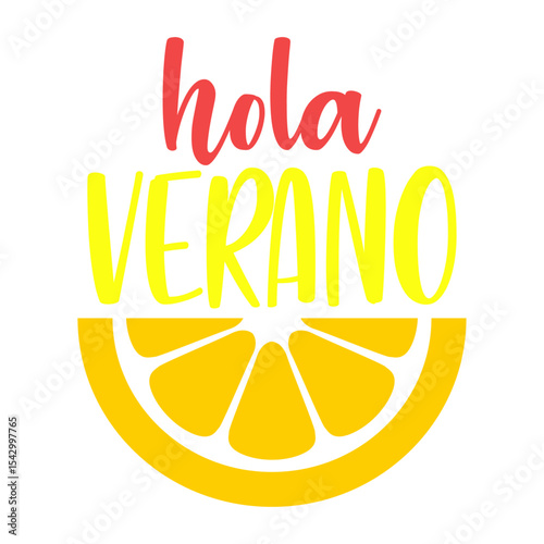Concepto de vacaciones y viajes. Texto hola verano en español con rodaja de naranja