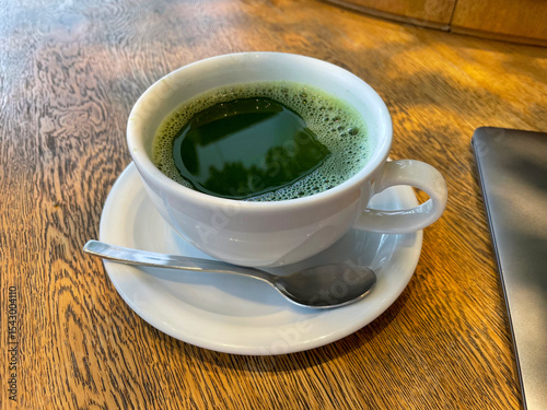 抹茶の入ったカップ