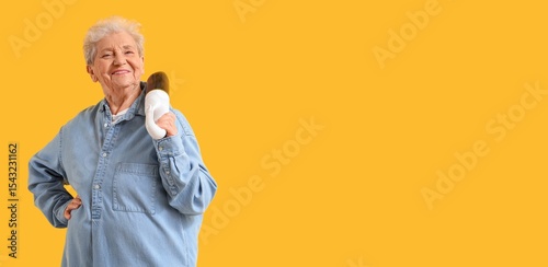 Senior woman with handheld ...