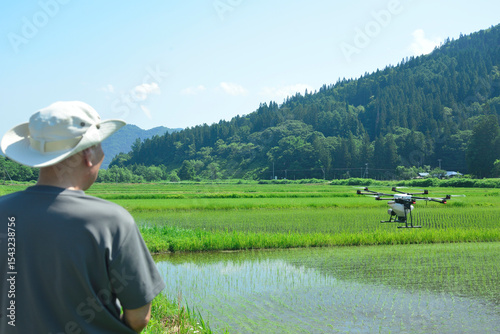 Foto 農業用ドローンで農薬散布
