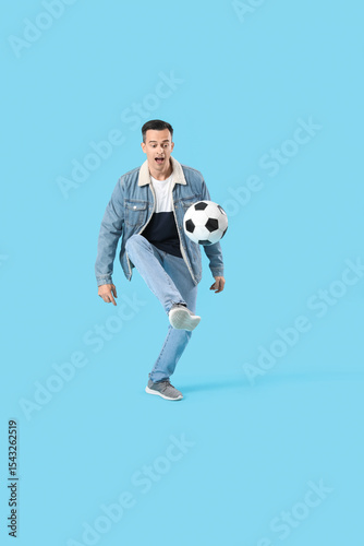 Young man playing with socc...