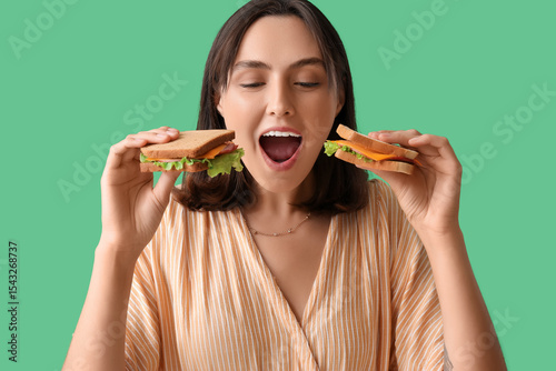 Beautiful young woman eatin...