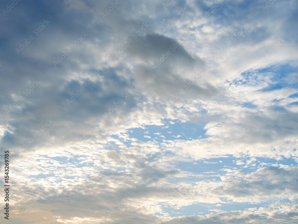 Obraz premium 6月の空 朝焼けの空に白い雲01