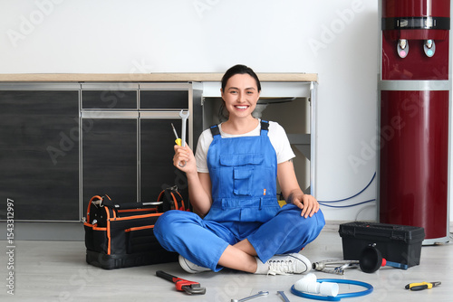 Female plumber with tools s...
