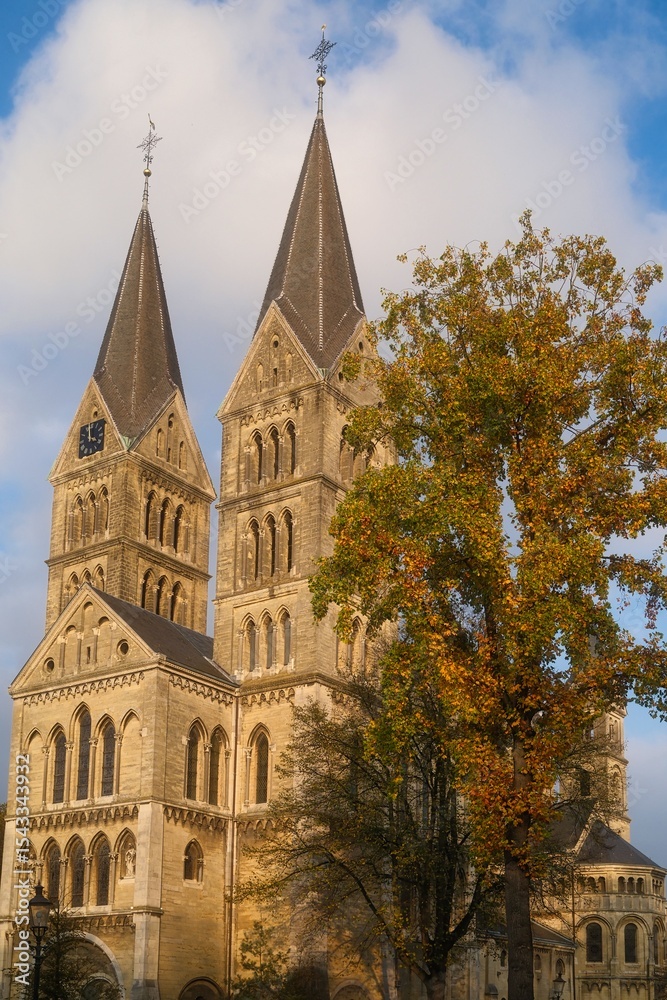 Fototapeta premium Munsterkerk Kirche im spätromanischen Stil mit zwei hohen Türmen in Roermond Niederlande