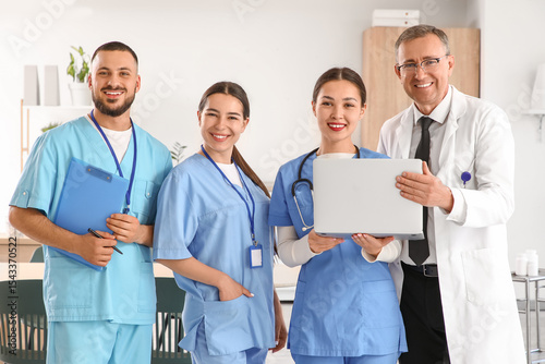 Group of medical interns an...