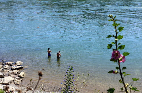Badestelle am Rhein in Basel an einem heißen Tag im Frühsommer