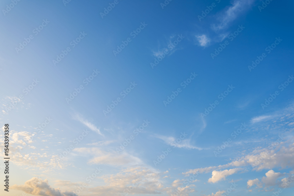 Obraz premium 6月の空 夕暮れの青空と雲10