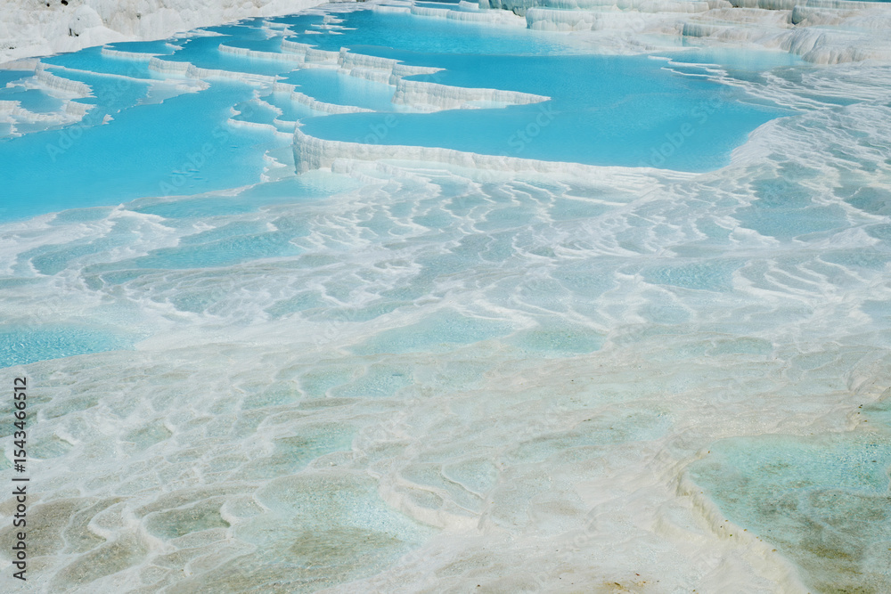 Fototapeta premium Natural travertines pools and terraces in Pamukkale, Turkey.