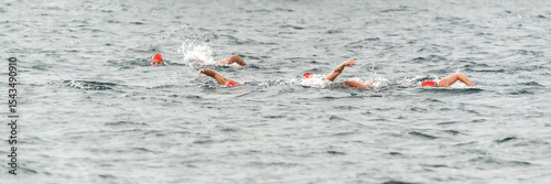 Sportler bei einem Schwimmwettbewerb in einem See