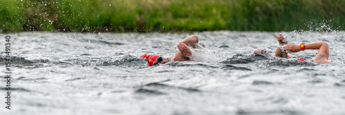 Sportler bei einem Schwimmwettbewerb in einem See