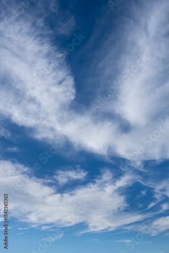雲のある青空（縦位置）