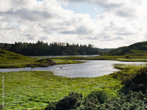 Irische Seelandschaft im Licht der Abendsonne – Natur pur in Connemara, Irland