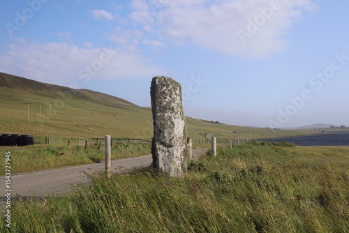 Fotografie Standing Stone south of Loch of Tingwall (The Murder Stone), Shetland