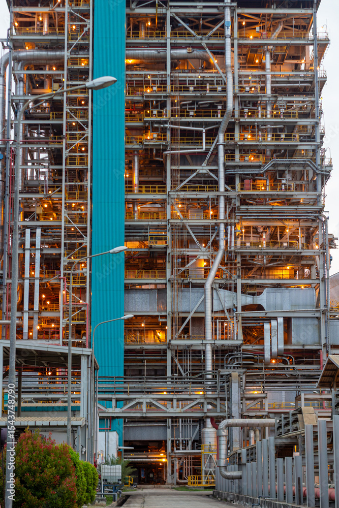 Fototapeta premium Industrial Plant Complex with Intricate Piping