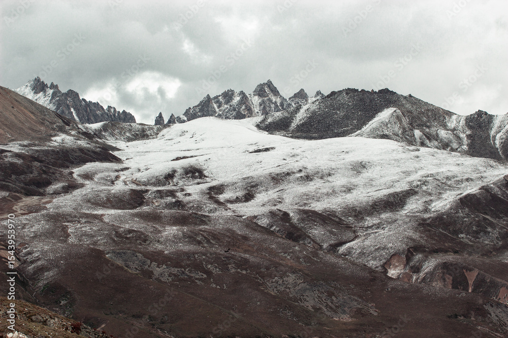 Obraz premium snow covered mountains in winter