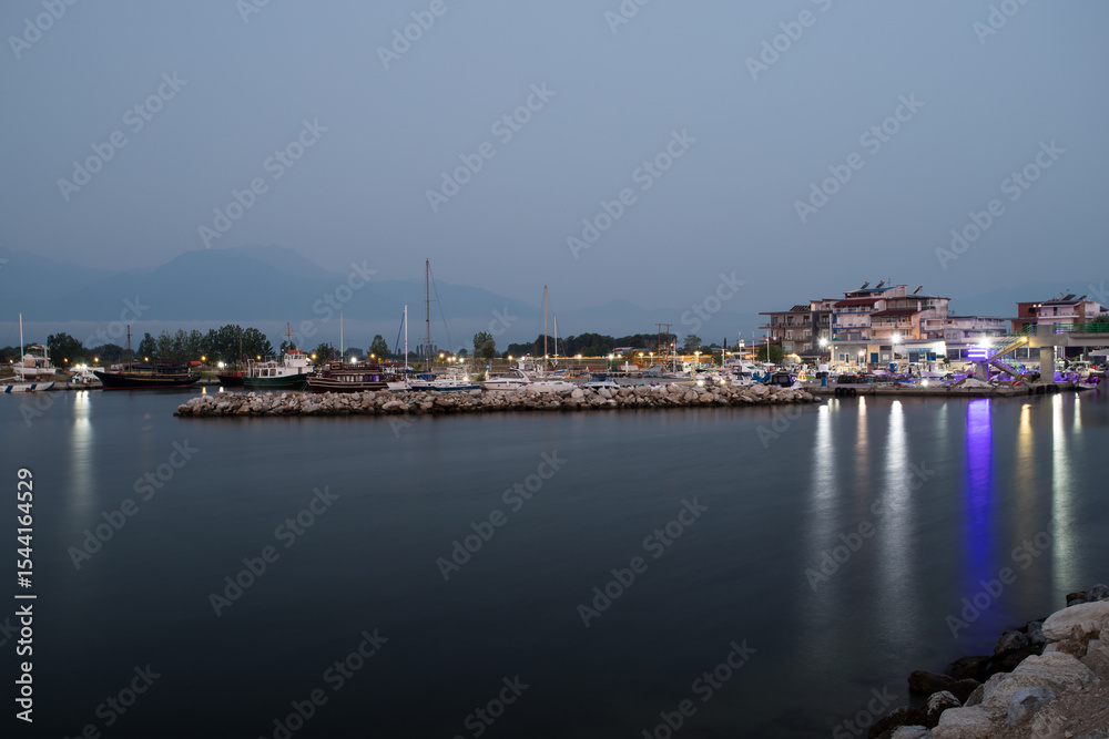 Port morski nocą w Paralia Katerinis Grecja Port morski nocą w Paralia Katerinis Grecja
