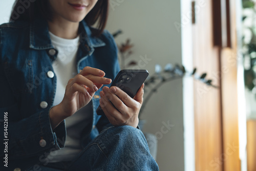 Canvas Print Woman using mobile phone at coffee shop