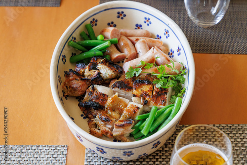 色鮮やかで美味しそうな鶏肉料理