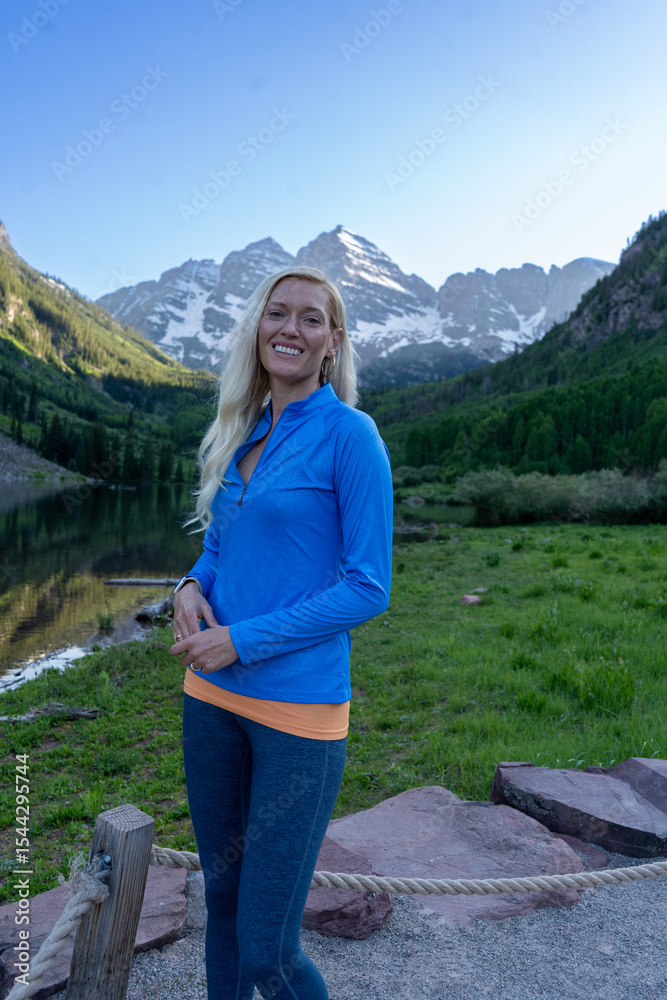 Naklejka premium Blonde Athletic Woman Hiking by Mountain Creek in Colorado Wilderness – Outdoor Travel and Adventure Lifestyle