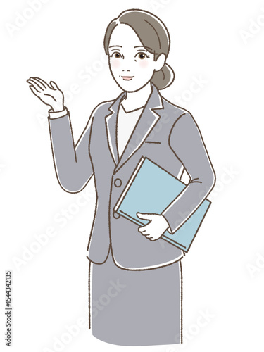 ファイルを持って微笑むスーツの中高年女性