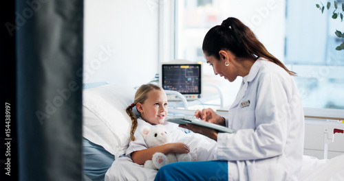 Foto Hospital bed, talk and doctor on tablet with girl for medical service, consulting and treatment