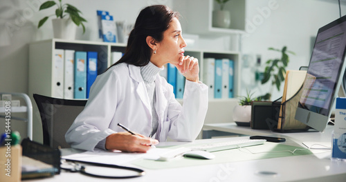 Cuadro en lienzo Computer, woman and doctor thinking with report in clinic for research, diagnosis or treatment