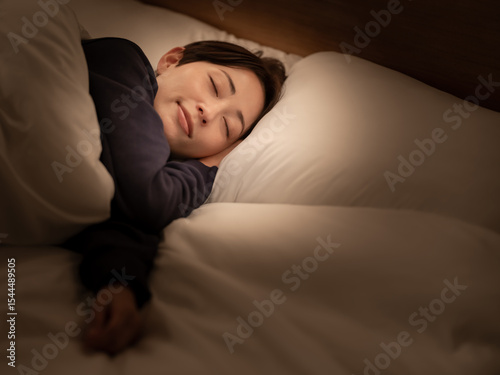眠る女性　睡眠