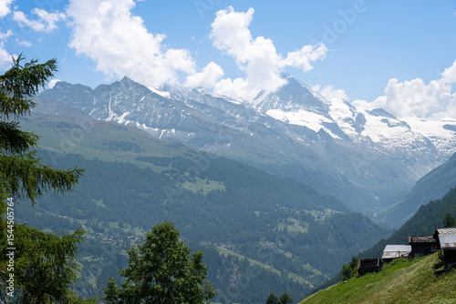 Dans les Alpes valaisannes, canton du Valais, la dent Blanche est formée d'une pyramide de gneiss.