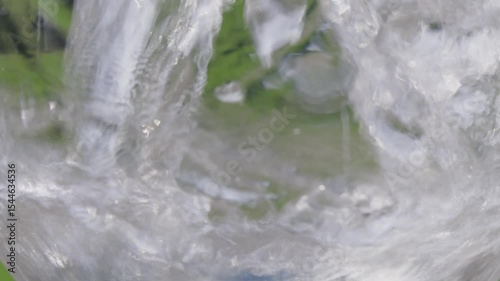 スーパースロー映像：夏の自然の中で、ガラスのコップに水を注ぐ様子