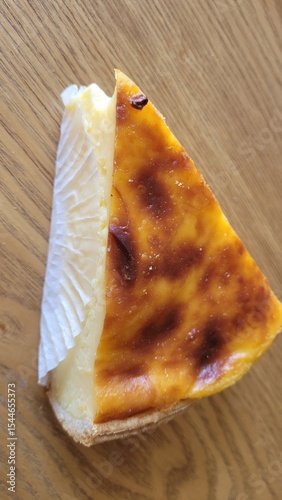 Flan pâtissier aux oeufs sur table en bois
