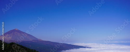Photos Majestuosidad volcánica: El Teide y el Roque Cinchado bajo cielos infinitos
Volc