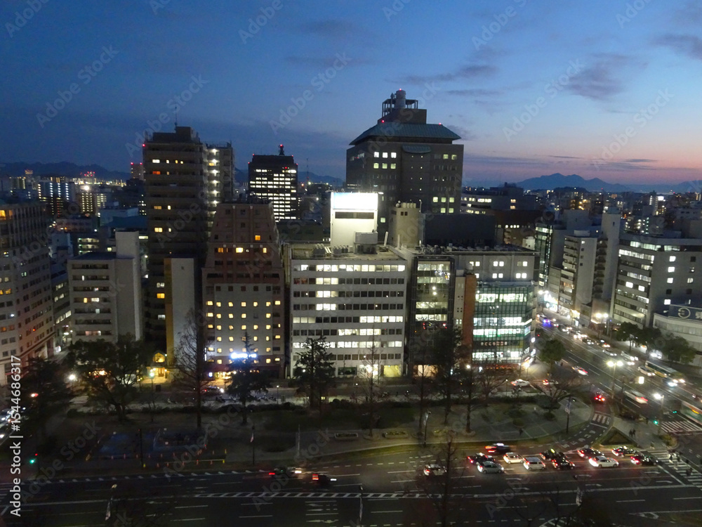 Obraz premium 日本:広島市街地/明かりがついた日没のビル群/広島県