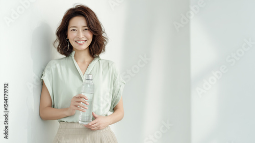 Free Download 水筒を持つ日本人女性の夏ポートレート - GFXLoad