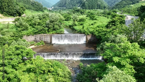 日本の富山県にある朝日小川ダム周辺の川の様子など