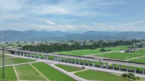 日本の富山県東部ですれ違う北陸新幹線の車両